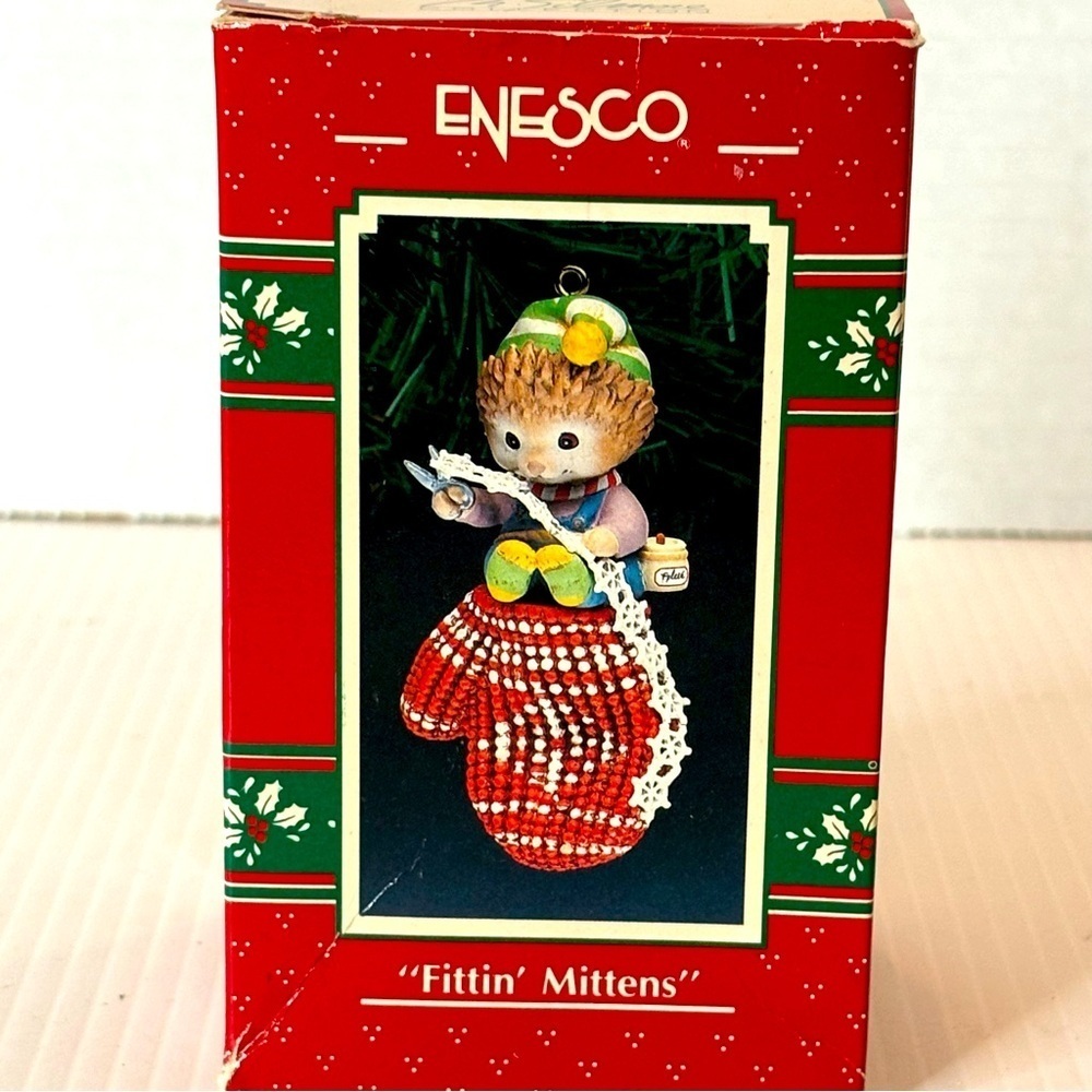 Enesco Treasury Of Christmas Ornament "Fittin Mittens" Hedgehog Knitting 1991